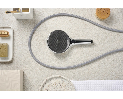 Handbrause mit Brauseschlauch im Badezimmer-Setup