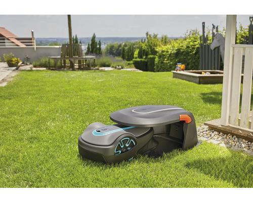 Rasenmähroboter mit Ladestation auf einer Rasenfläche im Garten