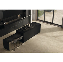 Moderne Küche mit Kücheninsel, Arbeitsplatten mit Marmoroptik und Fliesenboden.