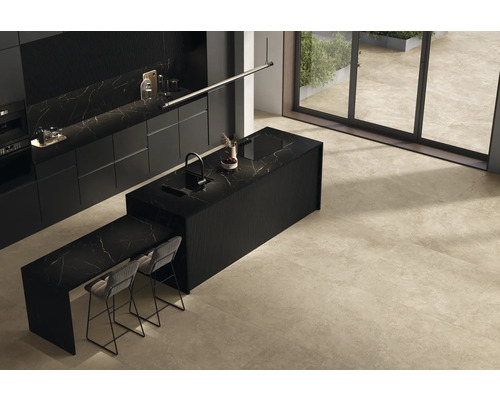 Moderne Küche mit Kücheninsel, Arbeitsplatten mit Marmoroptik und Fliesenboden.