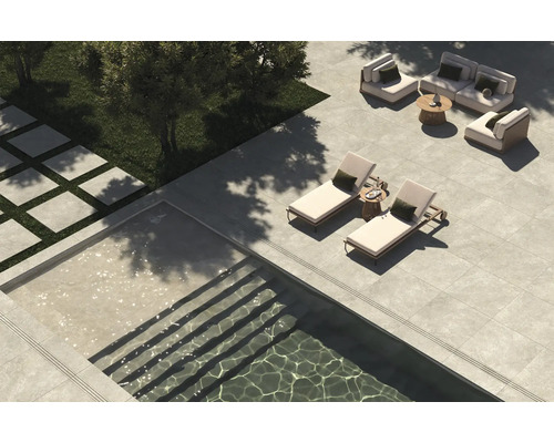 Garten mit Pool, Liegestühlen, Sitzgruppe und Steinplatten