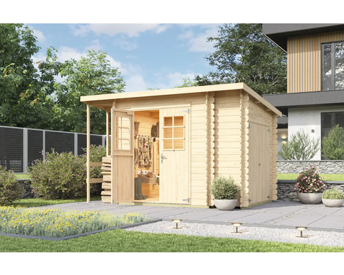 Holzgartenhaus mit geöffneter Tür und Gartengeräten