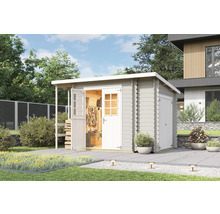Gartenszene mit Gerätehaus aus Holz mit geöffneter Tür und Gartengeräten
