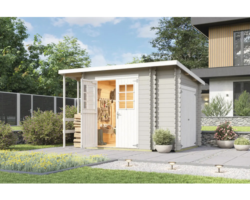Gartenszene mit Gerätehaus aus Holz mit geöffneter Tür und Gartengeräten