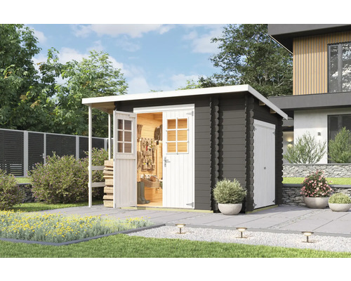 Gartenhaus mit geöffneten Türen, Werkzeugen und Pflanzen
