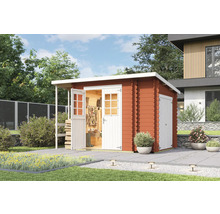 Gartenhaus aus Holz mit geöffneter Tür und Gartengeräten im Inneren