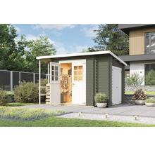 Gartenszene mit einem Holzgartenhaus mit geöffneter Tür und Gartenwerkzeugen im Innenraum