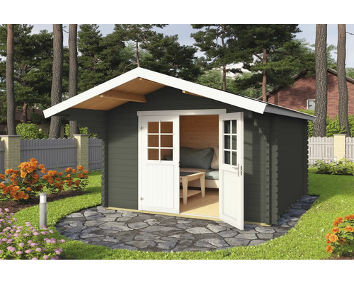 Gartenhaus aus Holz mit geöffneten Doppeltüren auf einer gepflasterten Fläche