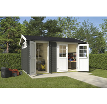 Gartenhaus mit geöffneten Türen, Rasenmäher im Vordergrund