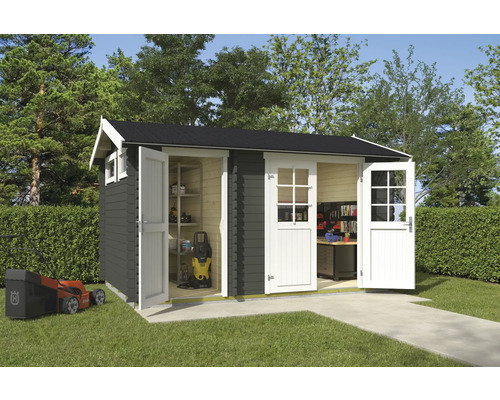 Gartenhaus mit geöffneten Türen, Rasenmäher im Vordergrund