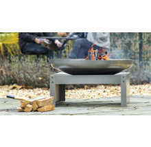 Feuerstelle aus Metall mit brennendem Holz und Holzscheiten im Freien