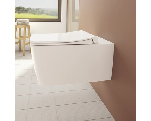 Wandhängendes WC mit Toilettendeckel in einem hellen Badezimmer