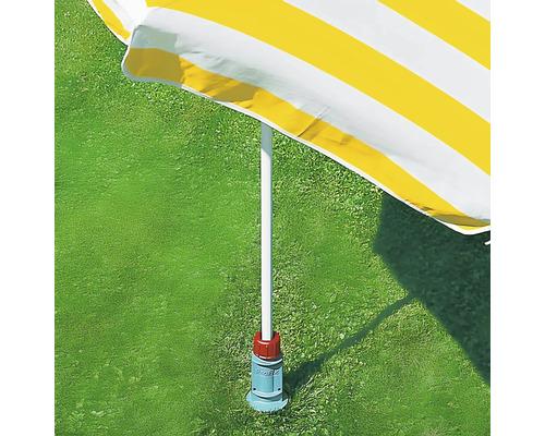 Gelb gestreifter Sonnenschirm mit Sonnenschirmständer auf Rasen