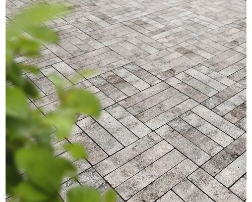 Verbundpflastersteine im Fischgrätenmuster für den Außenbereich