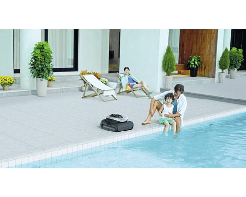 Szene mit einem Poolreinigungsroboter, einer Familie am Pool und Liegestühlen auf der Terrasse