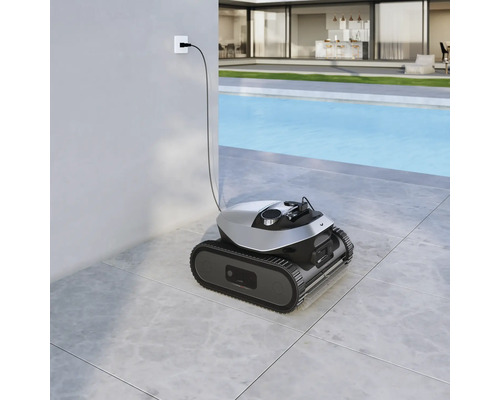 Schwimmbadreinigungsroboter lädt neben einem Schwimmbecken