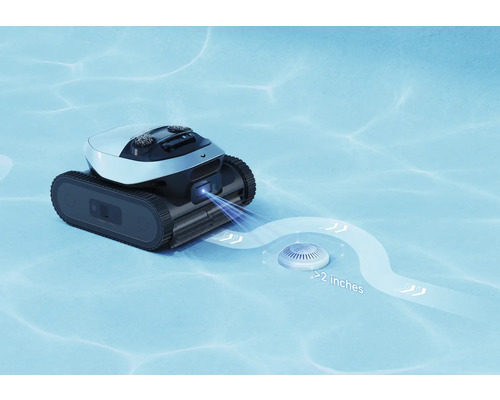 Poolroboter bei der Reinigung eines Pools