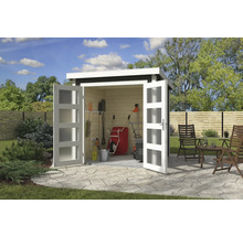 Gartenszene mit offenem Gartenhaus, Gartengeräten und Sitzgruppe auf der Terrasse