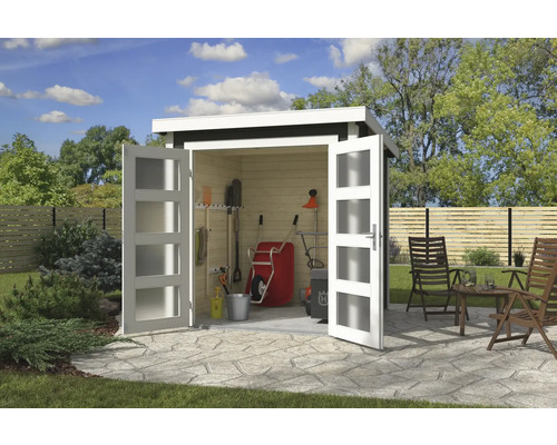 Gartenhaus Outdoor Life Zambezi 3 270 x 224,6 cm graugrün Gartenszene mit offenem Gartenhaus, Gartengeräten und Sitzgruppe auf der Terrasse