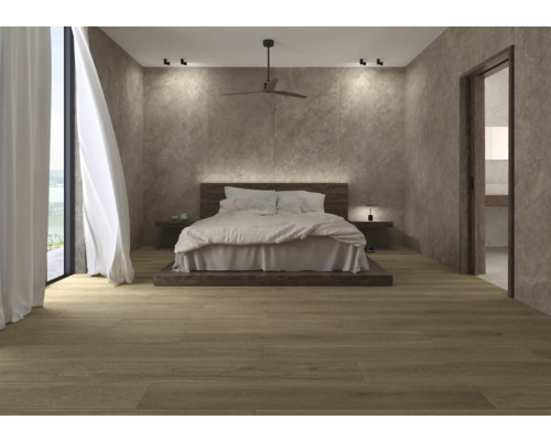 Schlafzimmer mit Doppelbett, Deckenventilator und Holzboden