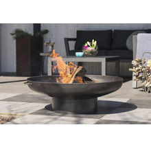 Feuerschale aus Metall mit Holz und Flammen im Gartenbereich
