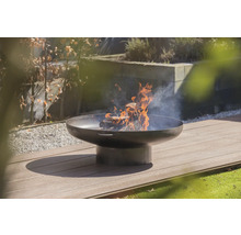 Feuerstelle mit brennendem Holz auf einer Terrasse