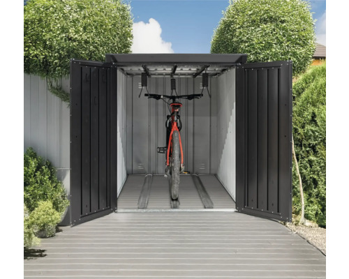 Geöffnete Fahrradgarage mit Fahrradabstellsystem
