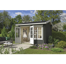 Gartenhaus mit geöffneten Doppeltüren und Fenster im Garten