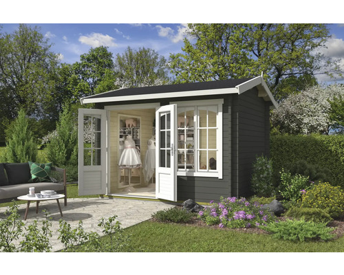 Gartenhaus mit geöffneten Doppeltüren und Fenster im Garten