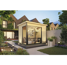 Garten mit modernem Holzgartenhaus und Sitzecke