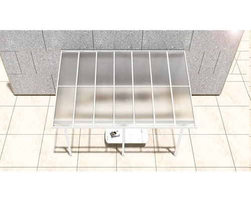 Überdachte Terrasse mit weißem Rahmen und Tisch