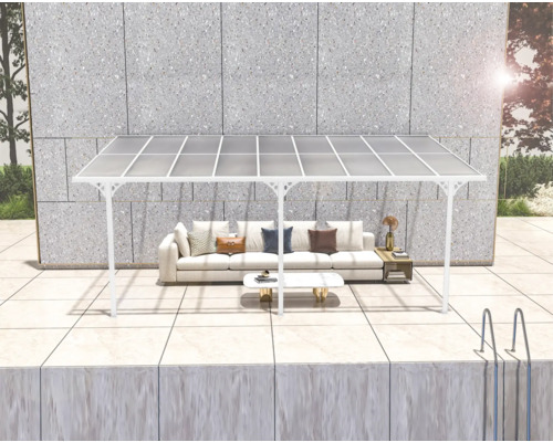 Pavillon mit Sofa und Tisch im Außenbereich