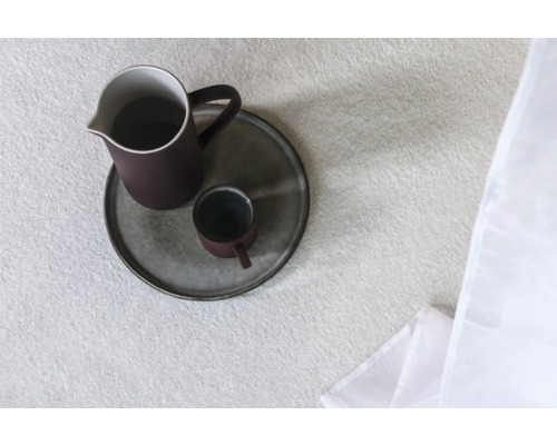 Krug und Tasse auf einem Serviertablett