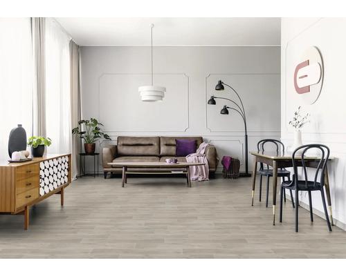 Wohnzimmer mit Bodenbelag in Holzoptik, Sofa und Esstisch