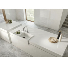 Helle Küche mit Spüle, Armatur und Arbeitsplatte