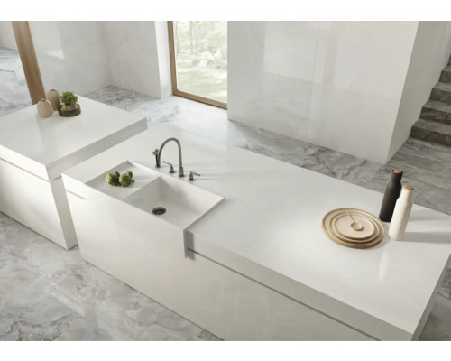 Helle Küche mit Spüle, Armatur und Arbeitsplatte