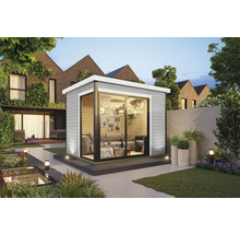 Gartenhaus mit Schiebetür und moderner Inneneinrichtung in einem gepflegten Garten.