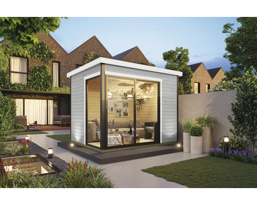 Gartenhaus mit Schiebetür und moderner Inneneinrichtung in einem gepflegten Garten.