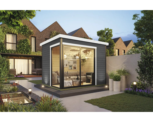 Garten mit modernem Holzgartenhaus mit Schiebetür und Blick auf die Inneneinrichtung mit Sofa