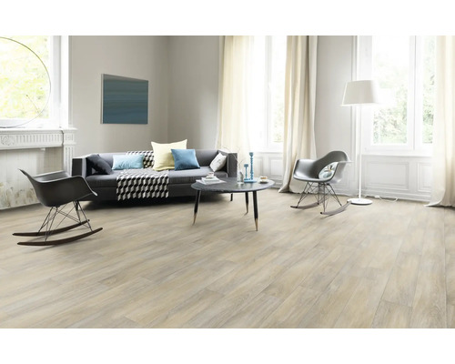 Wohnzimmer mit grauer Couch, Couchtisch, zwei Schaukelstühlen und hellem Holzboden.