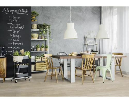 Helle Küche mit Esstisch, Stühlen, Regal und Kreidetafel für Einkaufsliste.