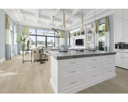 Heller und geräumiger Wohnbereich mit Kücheninsel und Sitzbereich