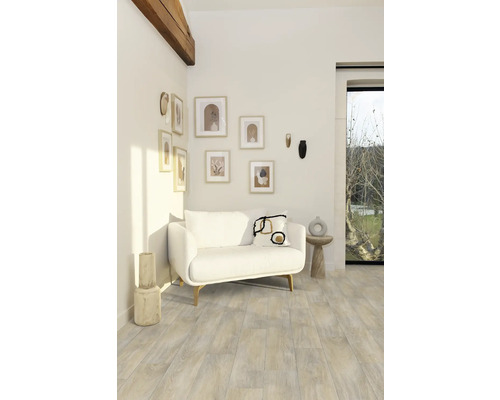 Wohnzimmer mit Sofa, Bildern an der Wand und Holzboden