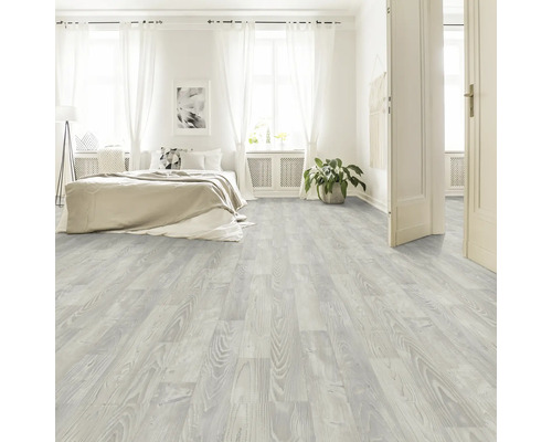 Heller Schlafzimmerraum mit Holzboden, Bett und weißen Vorhängen