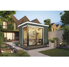 Garten mit Gartenhaus aus Holz und großer Fensterfront