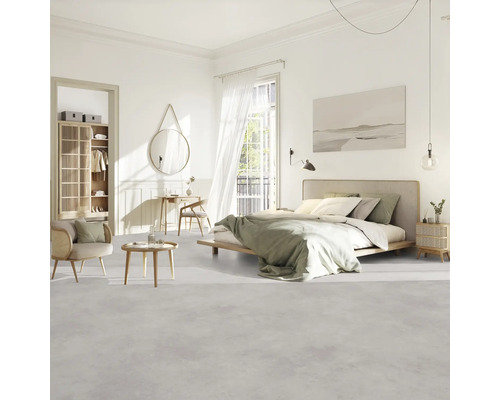 Helles Schlafzimmer mit Bett, Kleiderschrank, Tisch und Stuhl