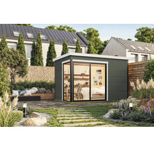 Gartenhaus mit Schiebetür und Inneneinrichtung in einem gepflegten Garten