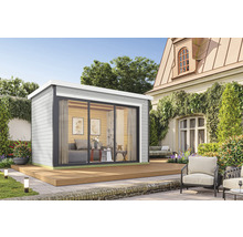 Modernes Gartenhaus mit Schiebetür und umlaufender Terrasse in einem gepflegten Garten