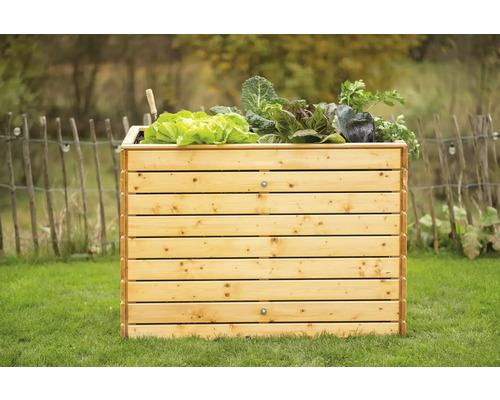 Hochbeet aus Holz mit Gemüsepflanzen im Garten