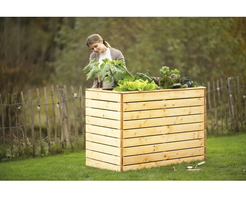 Hochbeet aus Holz mit Frau und Bepflanzung im Garten